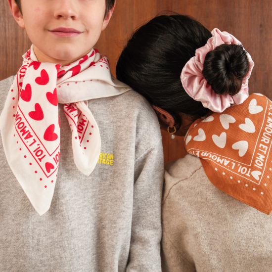 Foulard coeurs 55cm fond marron / motif blanc