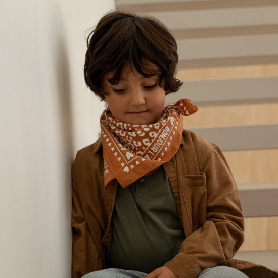 Foulard léopard 55cm fond marron / motif blanc