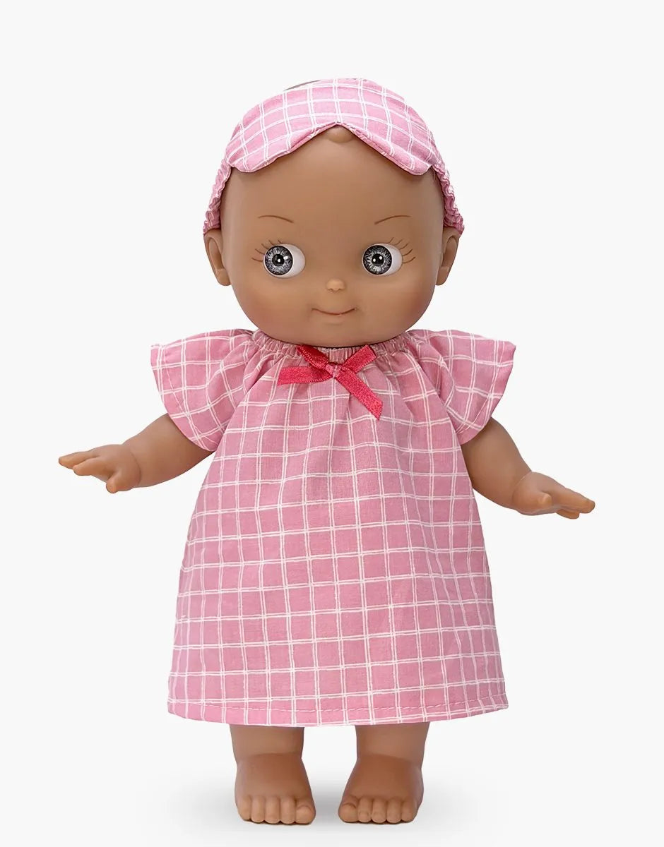 Maïa à la maison et son ensemble de nuit à carreaux rose