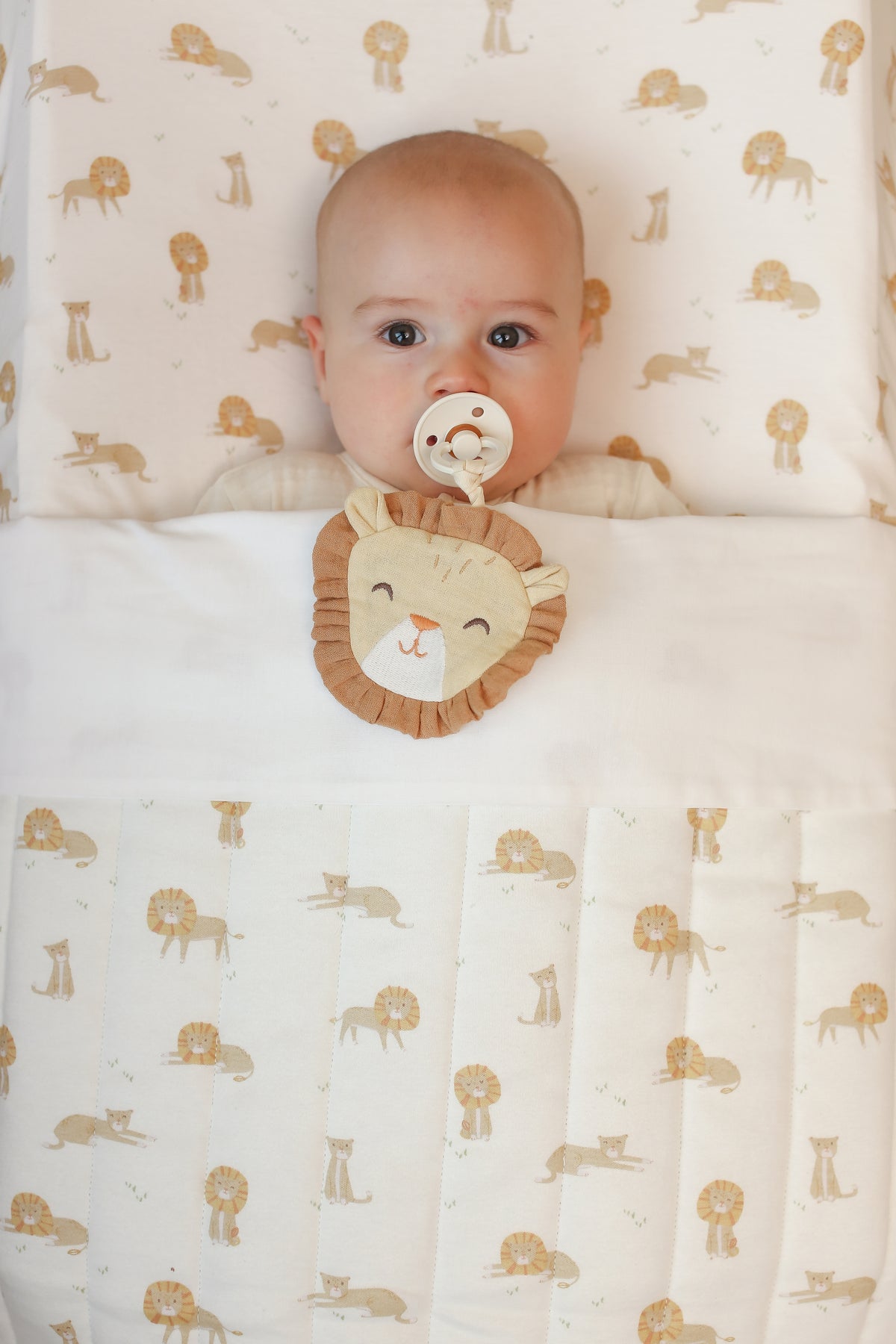 Doudou attache-tétine en gaze de coton Lion - Safari Friends
