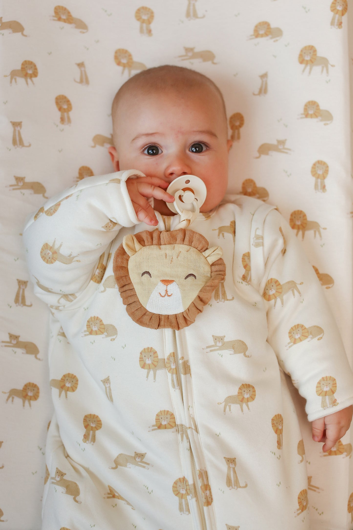 Doudou attache-tétine en gaze de coton Lion - Safari Friends