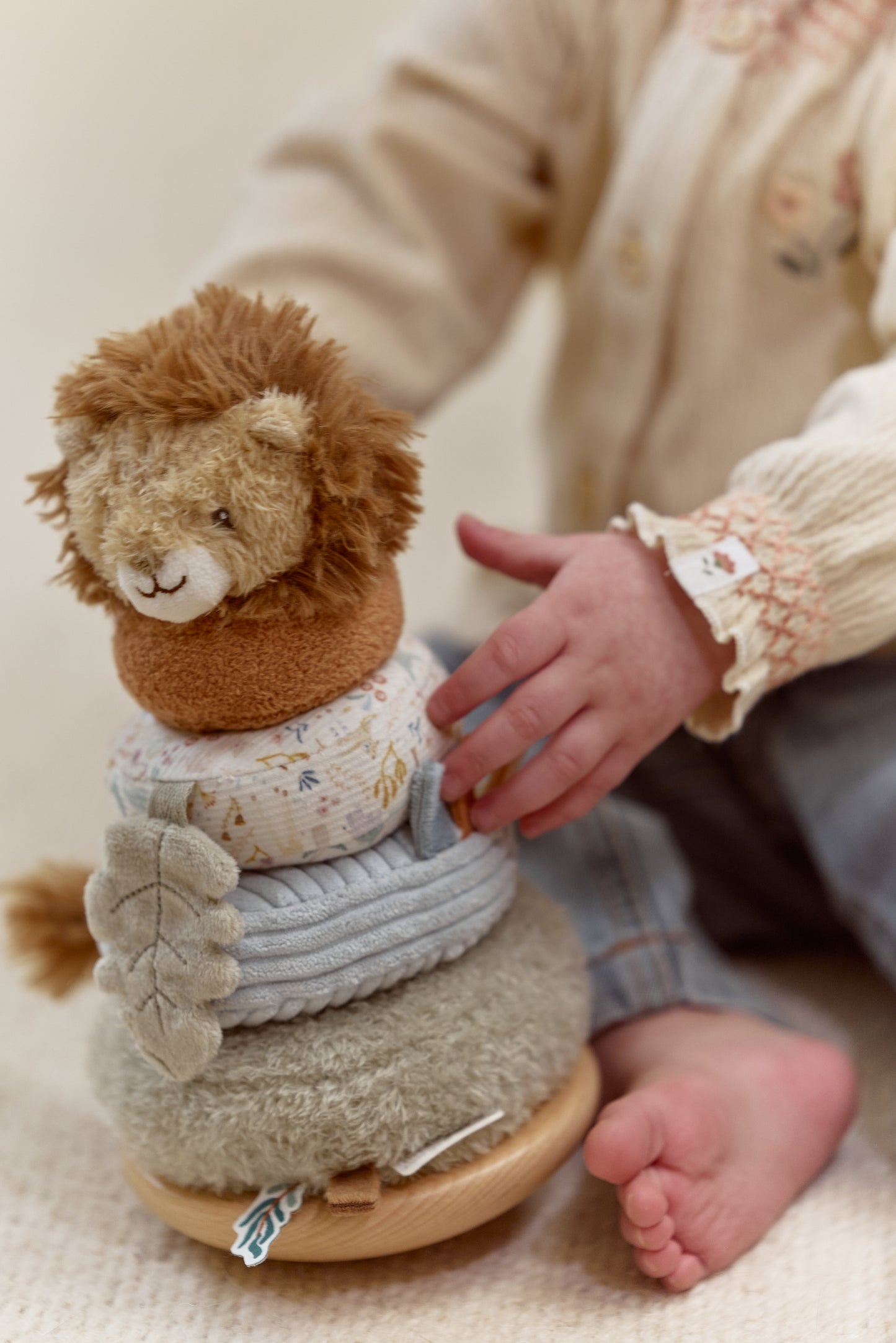 Culbuto Lion à empiler - doudou et bois - safari friends