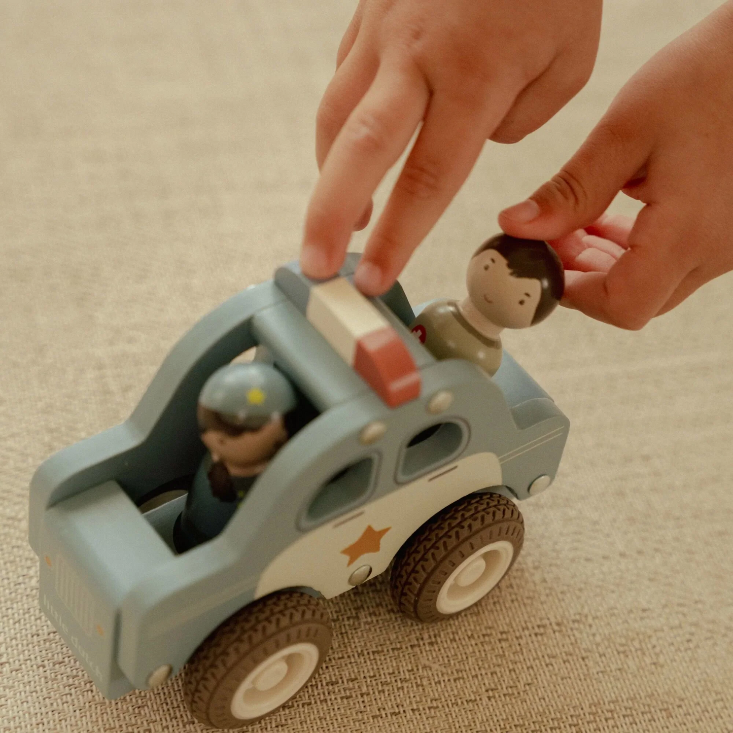 Voiture de police en bois
