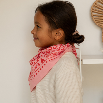 Foulard léopard 55cm fond rose / motif rouge