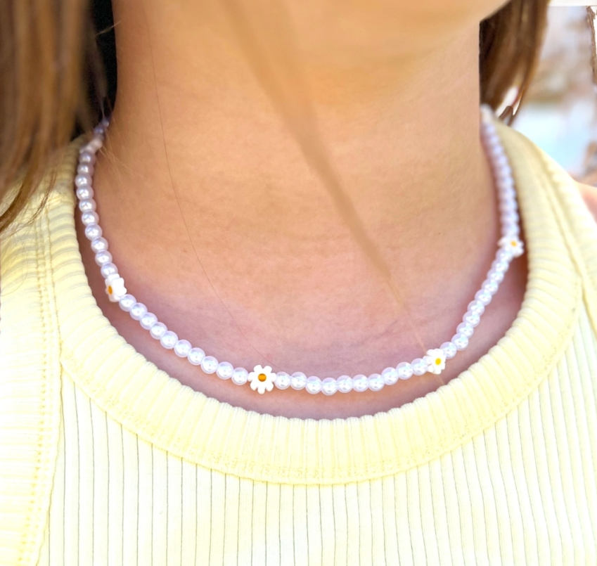 Collier fantaisie Daisy pour enfants - fleurs et perles nacrées