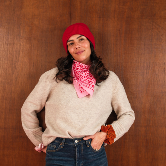 Foulard léopard 55cm fond rose / motif rouge