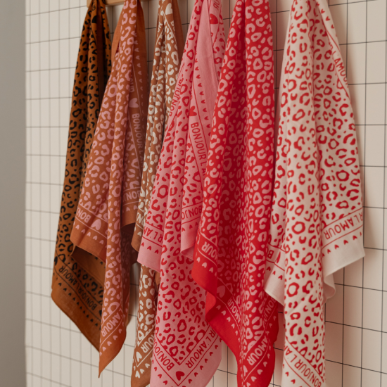 Foulard léopard 100cm fond marron / motif blanc