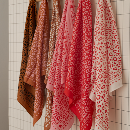 Foulard léopard 100cm fond marron / motif blanc