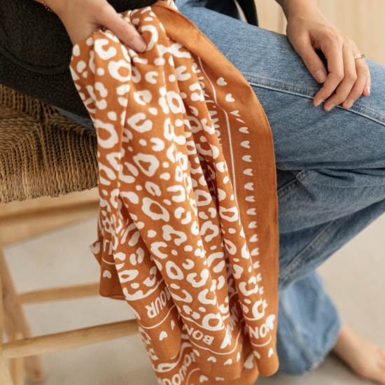 Foulard léopard 100cm fond marron / motif blanc