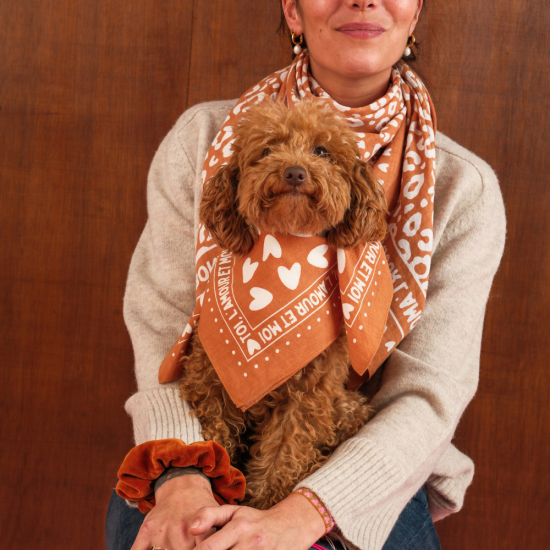 Foulard coeurs 55cm fond marron / motif blanc