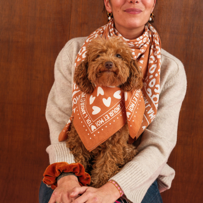 Foulard coeurs 55cm fond marron / motif blanc