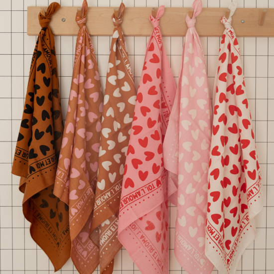 Foulard coeurs 55cm fond marron / motif blanc