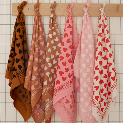 Foulard coeurs 55cm fond marron / motif blanc