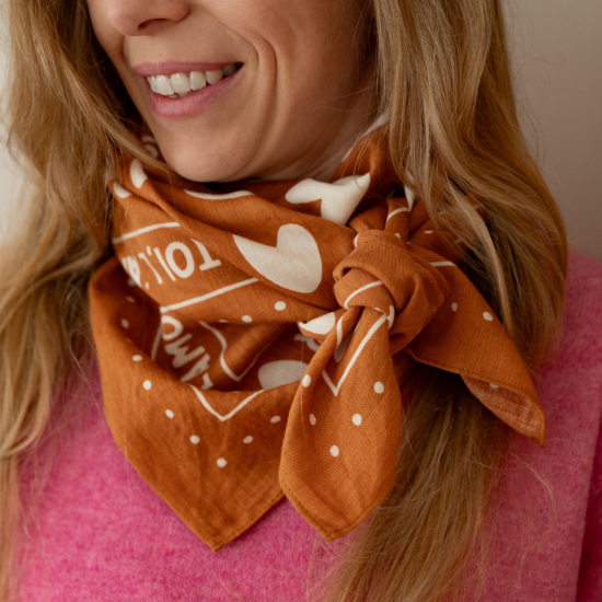 Foulard coeurs 55cm fond marron / motif blanc