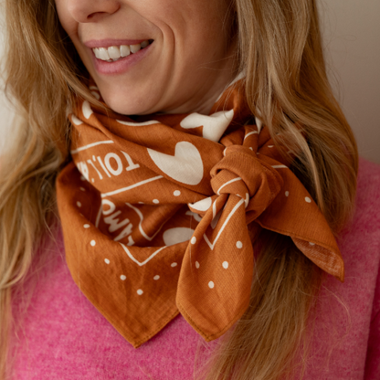 Foulard coeurs 55cm fond marron / motif blanc