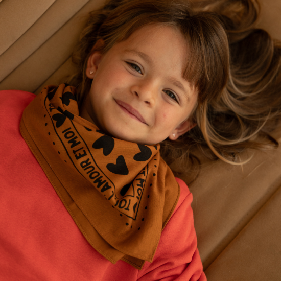 Foulard coeurs 55cm fond marron / motif noir