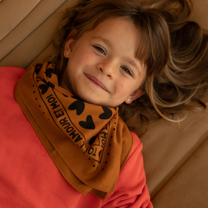 Foulard coeurs 55cm fond marron / motif noir