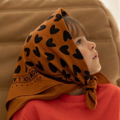 Foulard coeurs 55cm fond marron / motif noir
