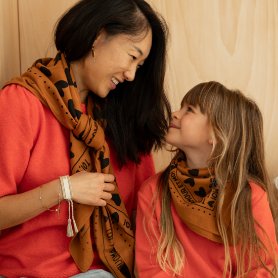 Foulard coeurs 55cm fond marron / motif noir