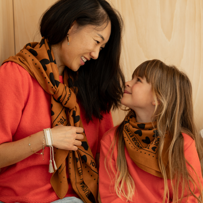 Foulard coeurs 55cm fond marron / motif noir