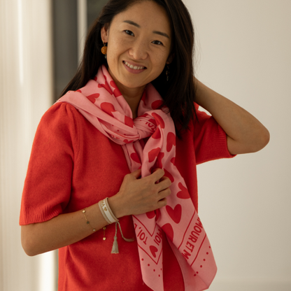 Foulard coeurs 55cm fond rose / motif rouge