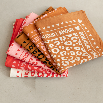 Foulard léopard 55cm fond blanc / motif rouge
