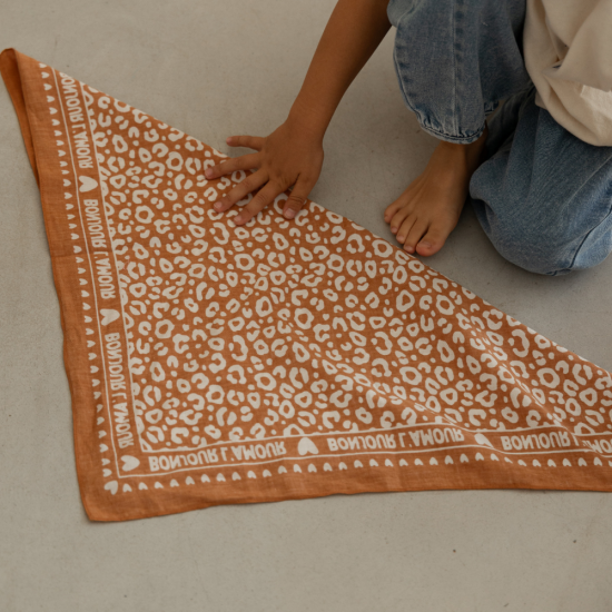 Foulard léopard 55cm fond marron / motif blanc