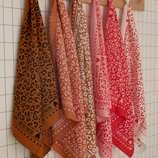 Foulard léopard 55cm fond rouge / motif rose