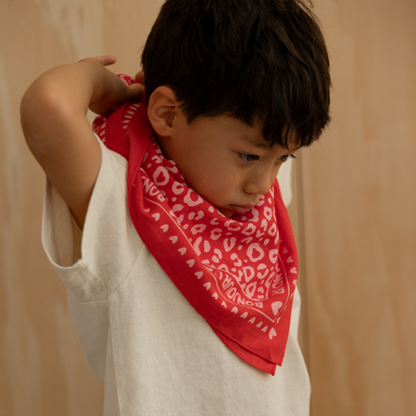 Foulard léopard 55cm fond rouge / motif rose